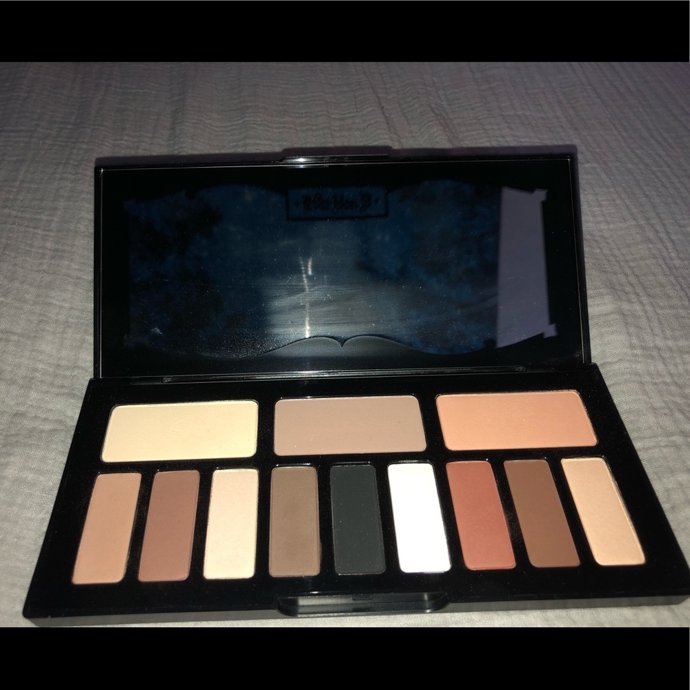 LIKE NEW- KAT VON D shade & light eye palette